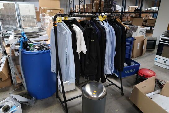 Tøjstativ med div. Tøj