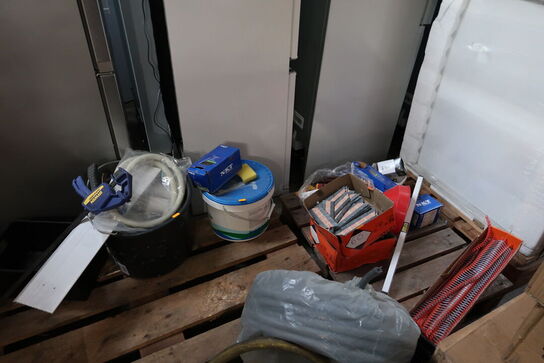 Paller med div. Værktøj, skruer m.m.