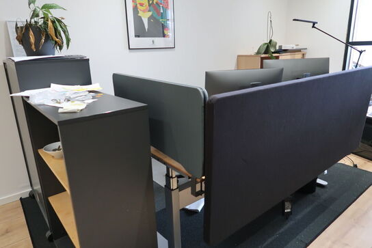 El. hæve/sænke skrivebord med afskærmningsvæg uden indhold med kontorstol