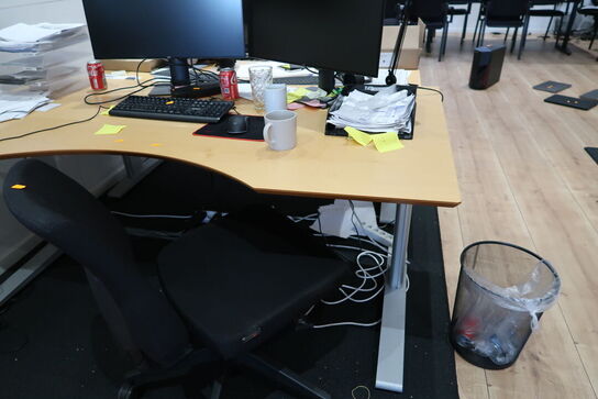 El. hæve/sænke skrivebord uden indhold med kontorstol og reol