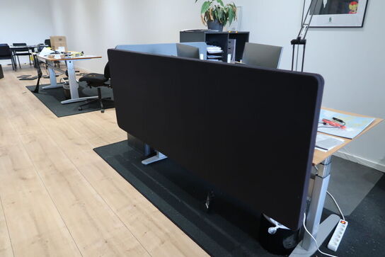 El. hæve/sænke skrivebord med afskærmningsvæg uden indhold med kontorstol