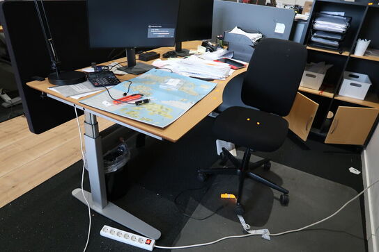 El. hæve/sænke skrivebord med afskærmningsvæg uden indhold med kontorstol