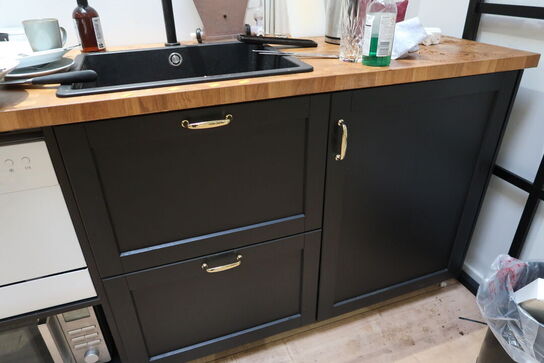 Køkken med div. Køkkeninventar, opvaskemaskine ELECTROLUX, mikrobølgeovn m.m.