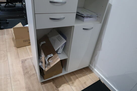 El. hæve/sænke skrivebord uden indhold med kontorstol og reol