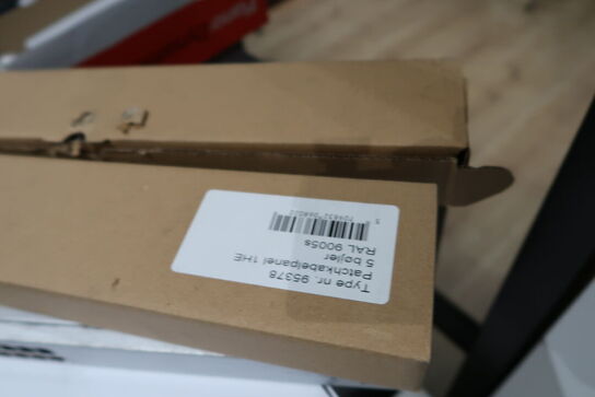 2 stk. reoler med div. Elektronik m.m.