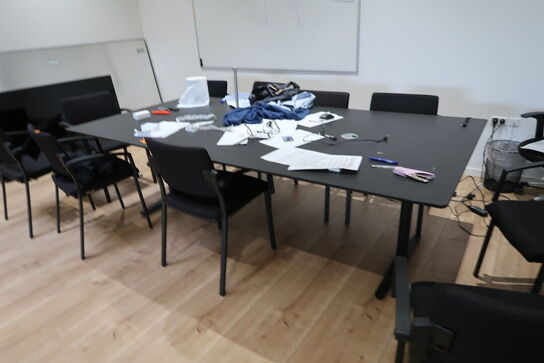 Mødebord med 11 stk. mødestole