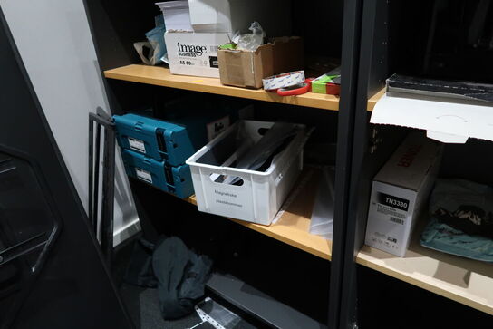 2 stk. reoler med div. Elektronik m.m.