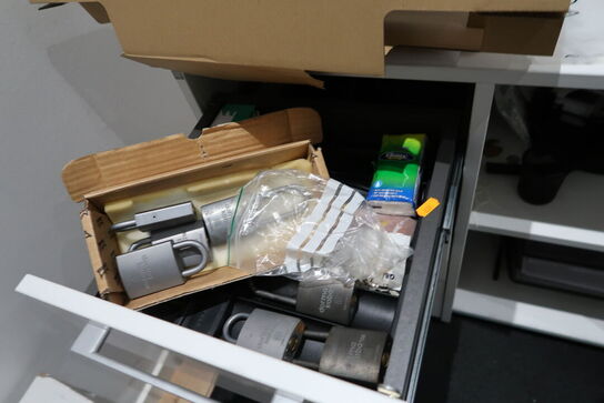 Reol/skab med indhold