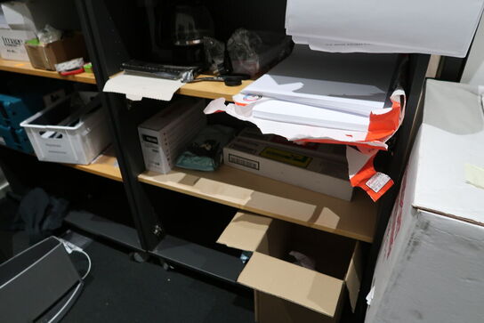 2 stk. reoler med div. Elektronik m.m.