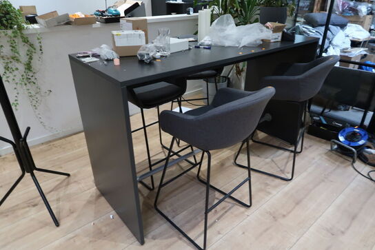 Barbord med 4 stk. barstole