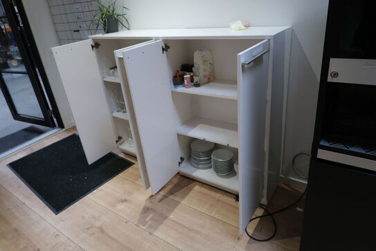 2 stk. skabe med div. Køkkeninventar