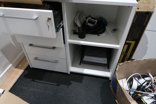 Reol/skab med indhold