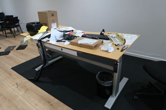 El. hæve/sænke skrivebord uden indhold med kontorstol