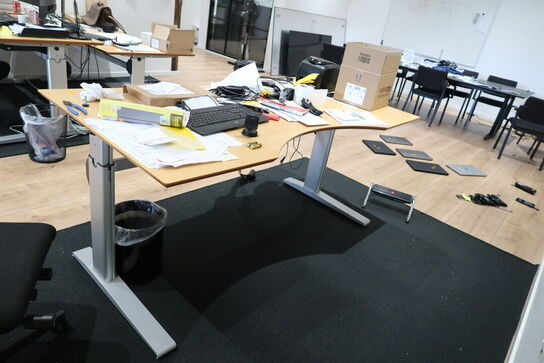 El. hæve/sænke skrivebord uden indhold med kontorstol