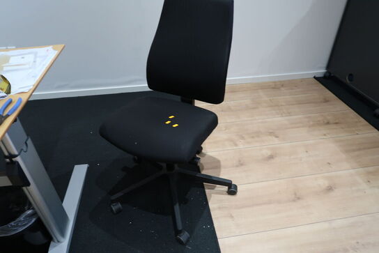 El. hæve/sænke skrivebord uden indhold med kontorstol