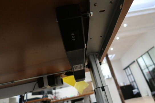 El. hæve/sænke skrivebord uden indhold med kontorstol