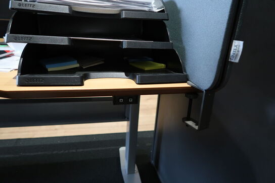 El. hæve/sænke skrivebord med afskærmningsvæg uden indhold med kontorstol