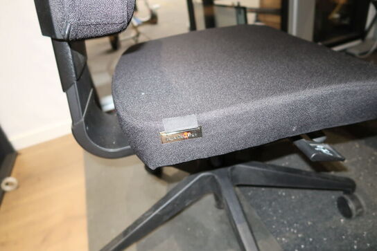 El. hæve/sænke skrivebord uden indhold med kontorstol