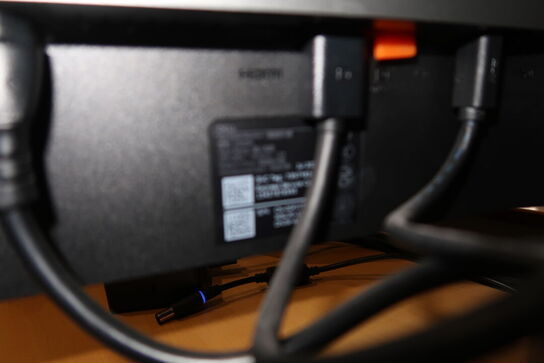 2 stk. computerskærme DELL U2419H, tastatur, headset JABRA