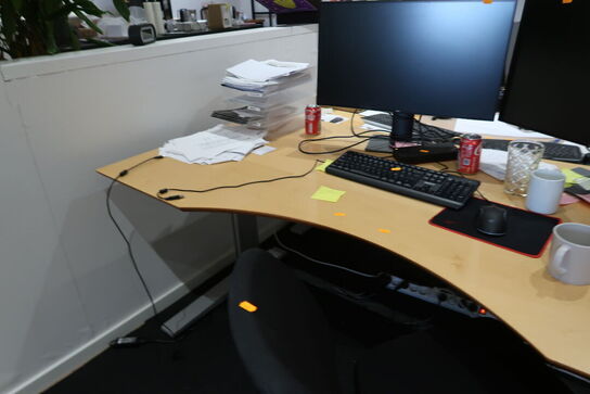 El. hæve/sænke skrivebord uden indhold med kontorstol og reol