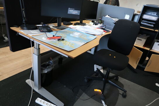 El. hæve/sænke skrivebord med afskærmningsvæg uden indhold med kontorstol