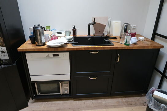 Køkken med div. Køkkeninventar, opvaskemaskine ELECTROLUX, mikrobølgeovn m.m.