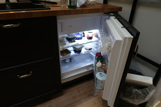 Køkken med div. Køkkeninventar, opvaskemaskine ELECTROLUX, mikrobølgeovn m.m.