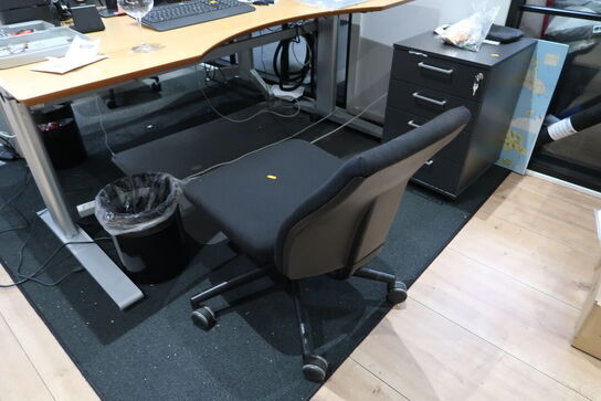 El. hæve/sænke skrivebord uden indhold med kontorstol og skuffemodul