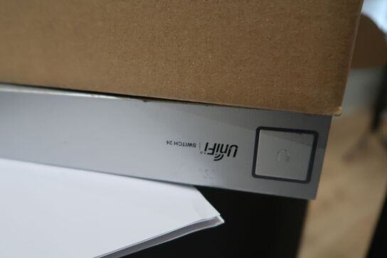 2 stk. reoler med div. Elektronik m.m.