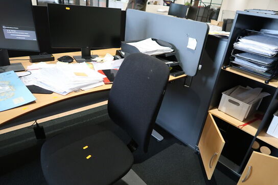 El. hæve/sænke skrivebord med afskærmningsvæg uden indhold med kontorstol