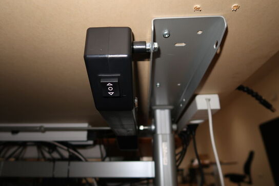 El. hæve/sænke skrivebord uden indhold med kontorstol