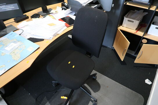 El. hæve/sænke skrivebord med afskærmningsvæg uden indhold med kontorstol