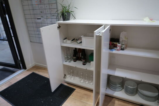 2 stk. skabe med div. Køkkeninventar