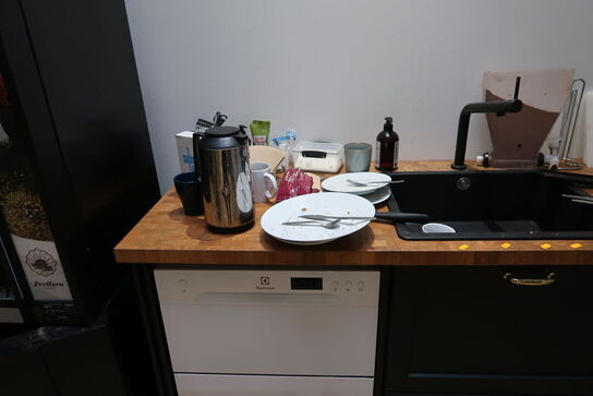 Køkken med div. Køkkeninventar, opvaskemaskine ELECTROLUX, mikrobølgeovn m.m.