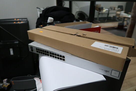 2 stk. reoler med div. Elektronik m.m.