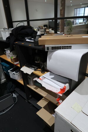 2 stk. reoler med div. Elektronik m.m.