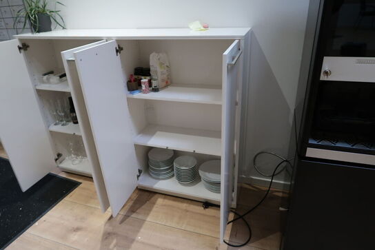 2 stk. skabe med div. Køkkeninventar