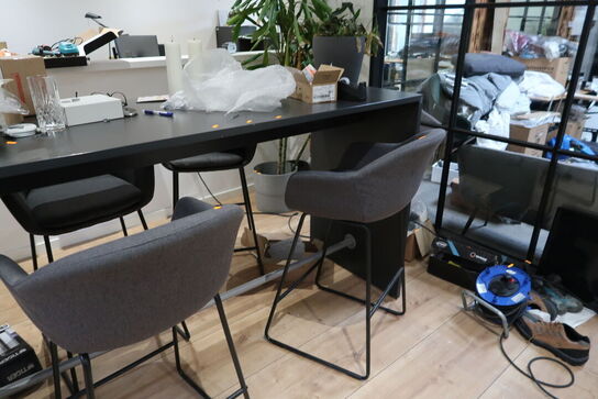 Barbord med 4 stk. barstole