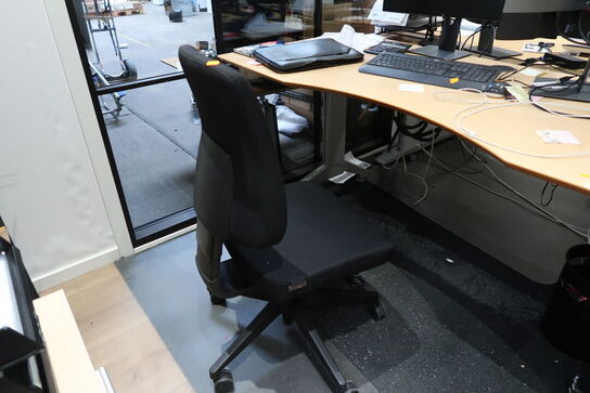 El. hæve/sænke skrivebord uden indhold med kontorstol