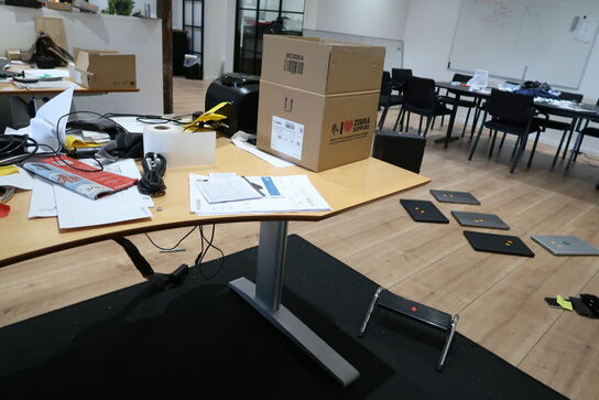 El. hæve/sænke skrivebord uden indhold med kontorstol