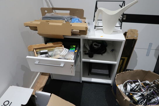 Reol/skab med indhold