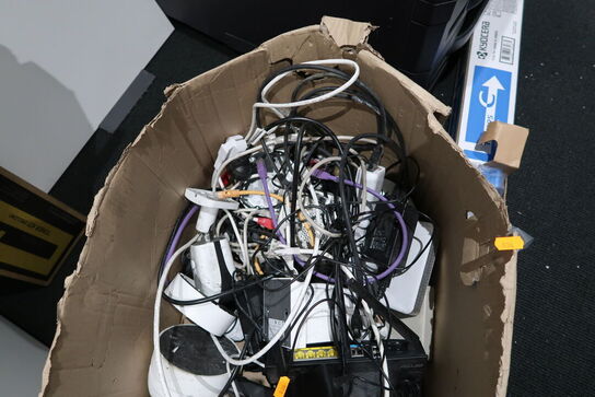 Kasse med overvågningudstyr m.m.