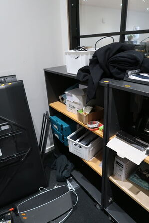 2 stk. reoler med div. Elektronik m.m.