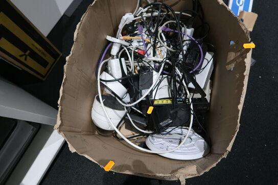 Kasse med overvågningudstyr m.m.