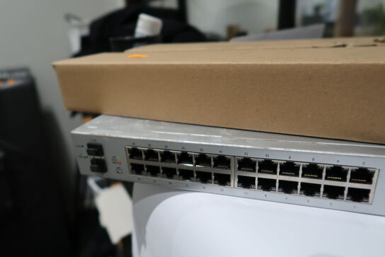 2 stk. reoler med div. Elektronik m.m.