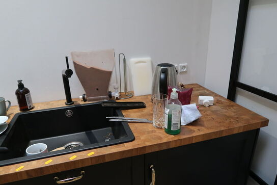 Køkken med div. Køkkeninventar, opvaskemaskine ELECTROLUX, mikrobølgeovn m.m.