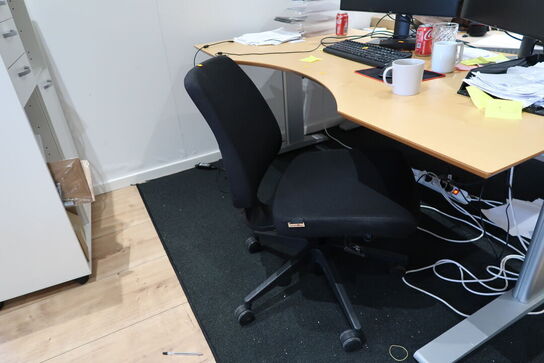 El. hæve/sænke skrivebord uden indhold med kontorstol og reol