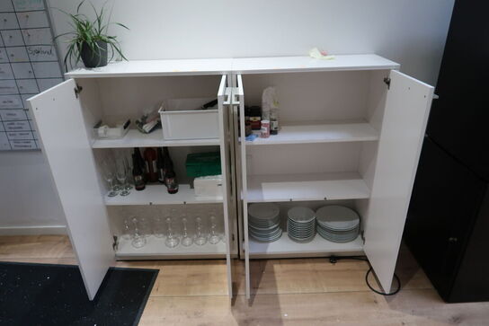 2 stk. skabe med div. Køkkeninventar