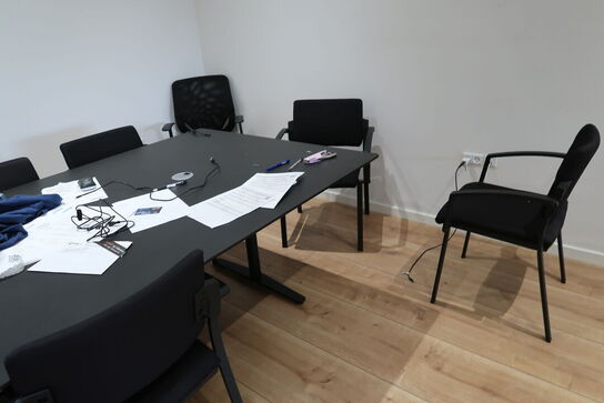 Mødebord med 11 stk. mødestole