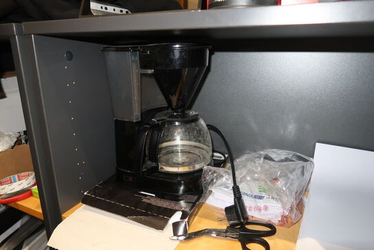 2 stk. reoler med div. Elektronik m.m.